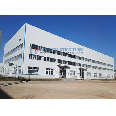 Taller de estructuras de acero prefabricadas sostenibles con sistemas avanzados de grúas