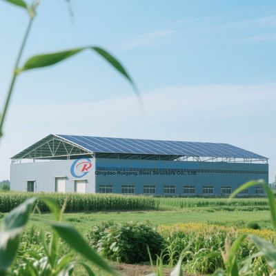 Almacén de estructuras de acero preconstruidas con estética moderna / contemporánea
