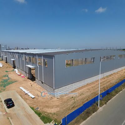 Almacén de estructura de acero personalizado con paneles translúcidos para iluminación natural